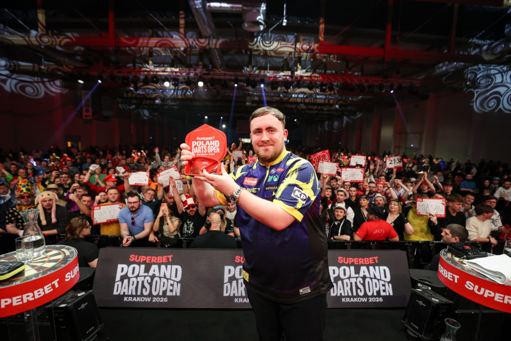 Luke Littler posiert als glücklicher Sieger der SUPERBET Poland Darts Open 2026 vor jubelndem Publikum in Prag