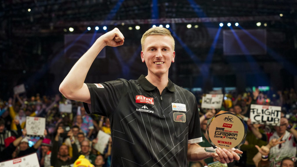 Wessel Nijman posiert als glücklicher Sieger der ELTEN Safety Shoes European Darts Trophy 2026 vor jubelndem Publikum in Göttingen