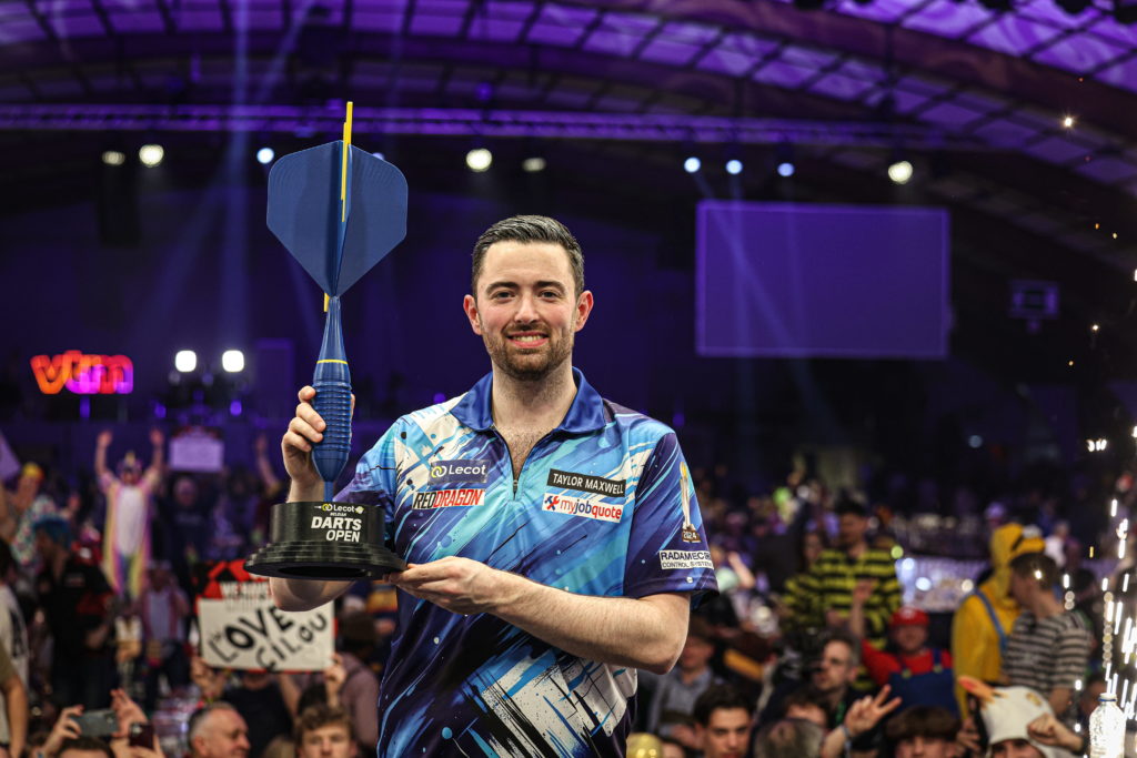 Luke Humphries posiert als glücklicher Sieger der Lecot Belgian Darts Open 2026 vor jubelndem Publikum in Wieze