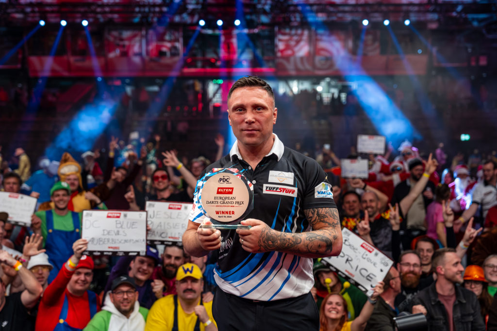 Gerwyn Price posiert als glücklicher Sieger des ELTEN Safety Shoes European Darts Grand Prix 2026 vor jubelndem Publikum in Sindelfingen