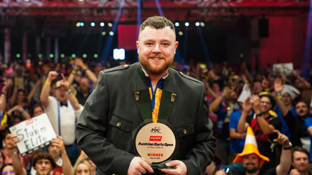Josh Rockk posiert als glücklicher Sieger der ELTEN Safety Shoes Austrian Darts Open 2026 vor jubelndem Publikum in Graz