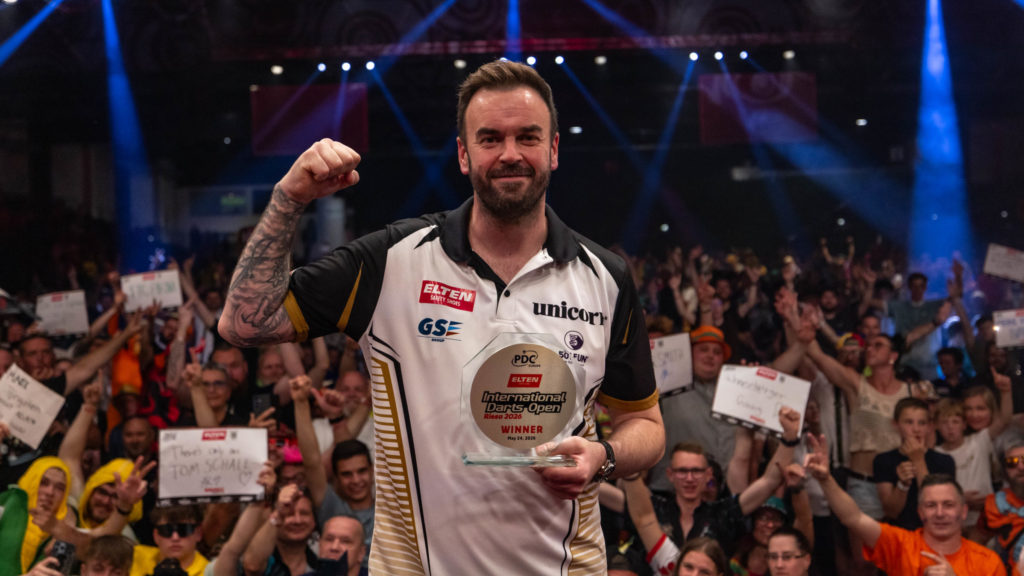 Ross Smith posiert als glücklicher Sieger der ELTEN Safety Shoes International Darts Open 2026 vor jubelndem Publikum in Riesa