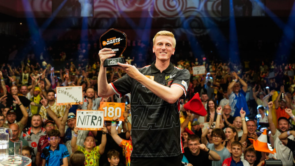 Wessel Nijman posiert als glücklicher Sieger der Slovak Darts Open 2026 vor jubelndem Publikum in Bratislava