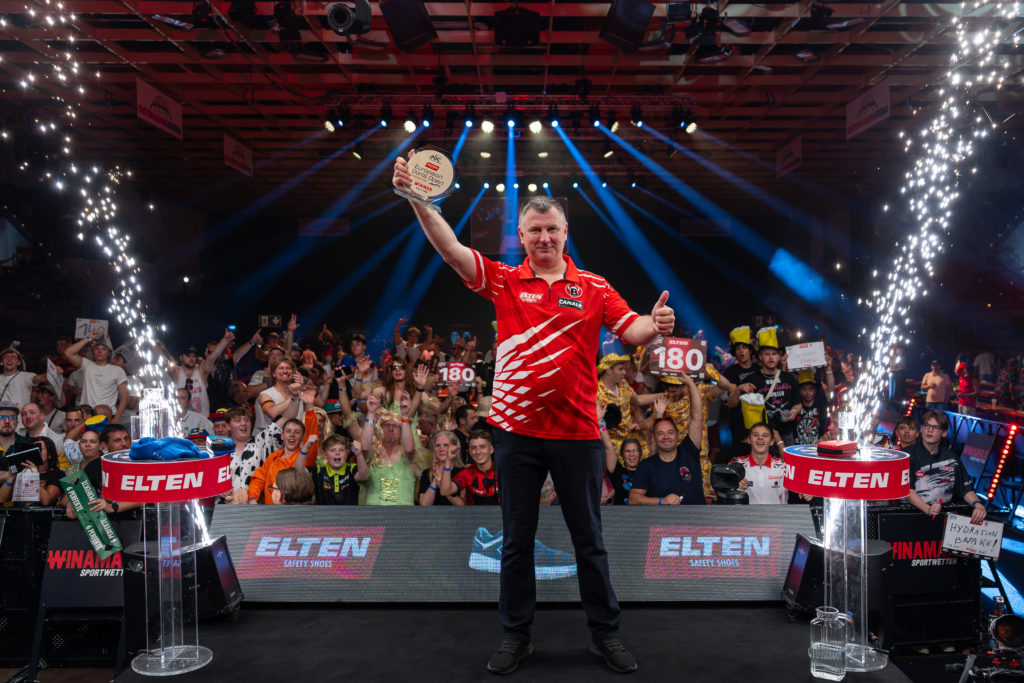 Krzysztof Ratajski posiert als glücklicher Sieger der ELTEN Safety Shoes European Darts Open 2026 vor jubelndem Publikum in Leverkusen