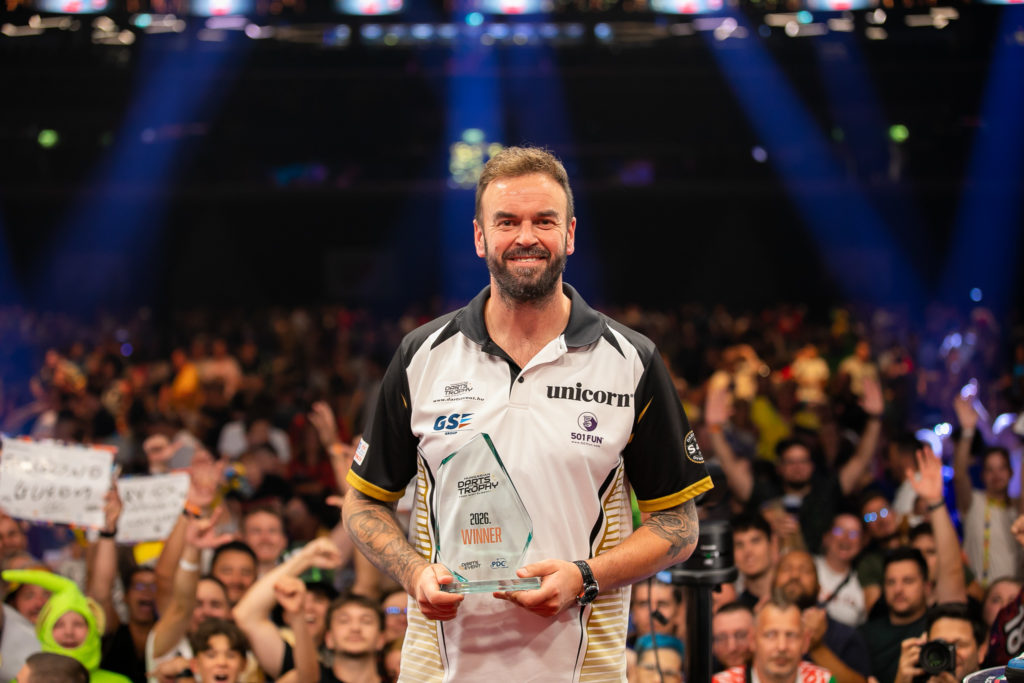 Ross Smith posiert als glücklicher Sieger der Hungarian Darts Trophy 2026 vor jubelndem Publikum in Budapest