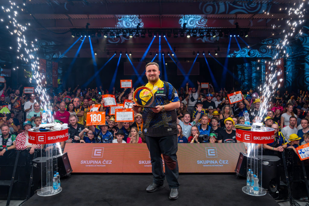 Luke Littler posiert als glücklicher Sieger der ČEZ Czech Darts Open 2026 vor jubelndem Publikum in Prag