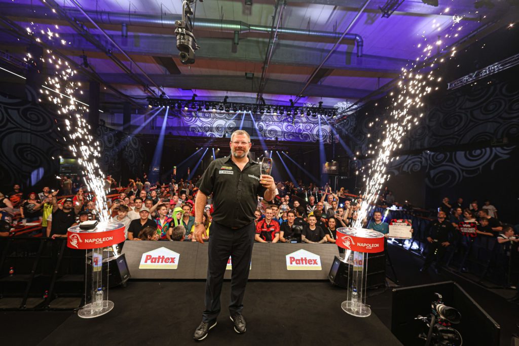 James Wade posiert als glücklicher Sieger der BLÅKLÄDER Flanders Darts Trophy 2026 vor jubelndem Publikum in Antwerpen